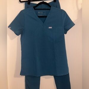 FIGS Caribbean Blue Scrub Set